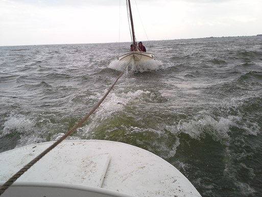 De woeste golven op het IJsselmeer
