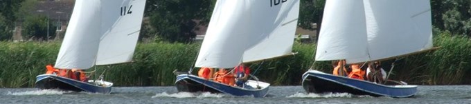 De vletten van Scouting Aquarius onder zeil