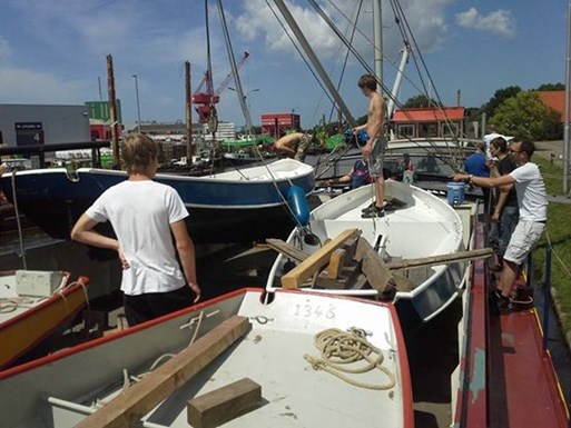 De vletten worden op de Corrie geladen