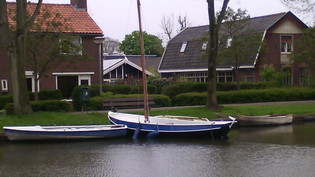 Vletten onbewaakt aan de kade