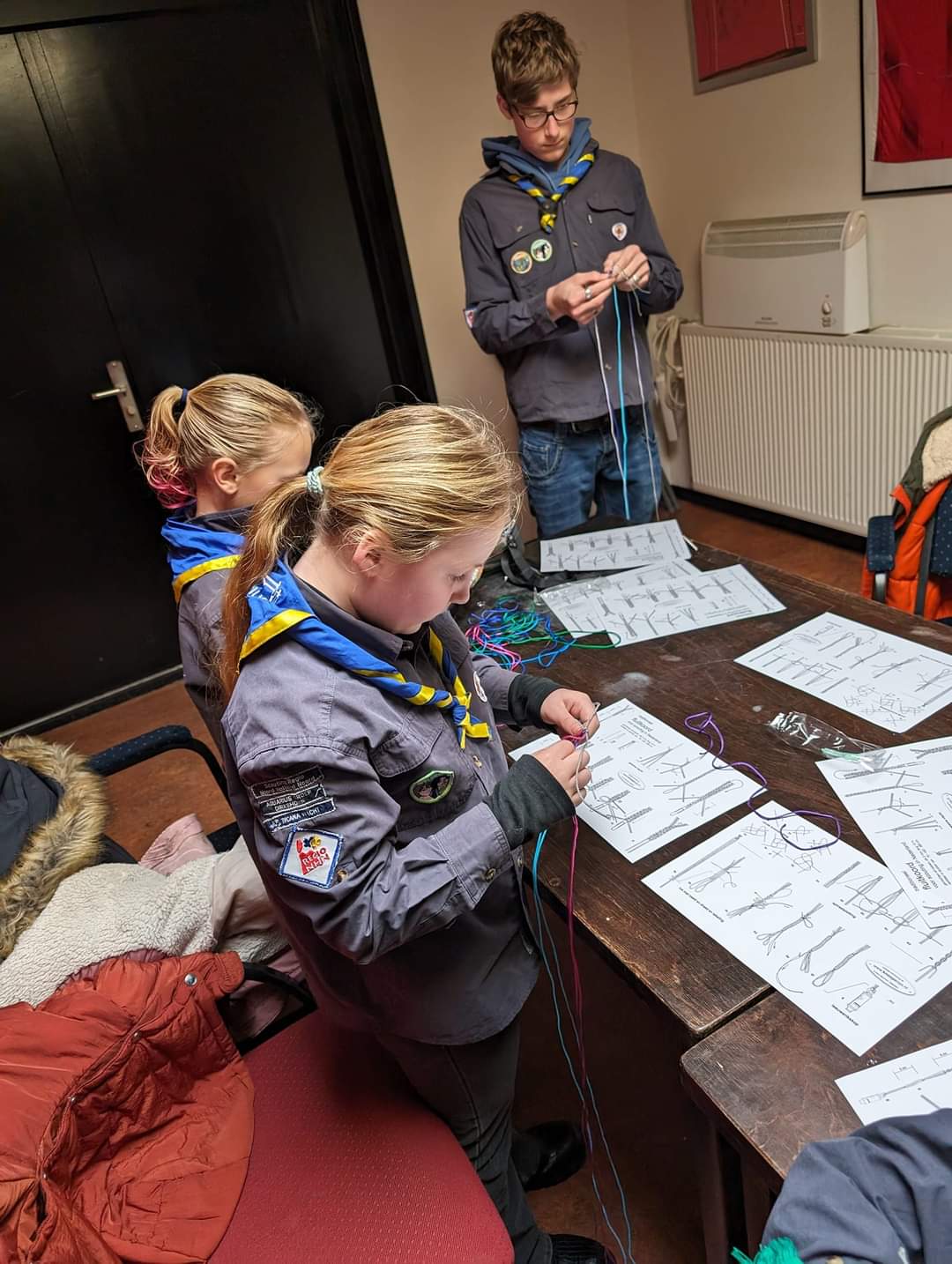 Welpen maken fluitkoord 