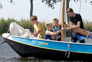 Zeeverkenners tuigen de vlet op